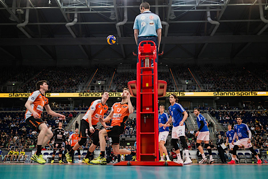 Orange gegen Blau: Im Pokalfinale ging auch der zweite Titel dieser Saison an den VfB Friedrichshafen. Jetzt kämpfen die BR Volleys  um den dritten.