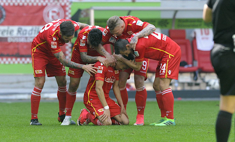 Union Berlin (rot); Jubel K. Redondo (Union) nach seinem Tor zum 0:2, zusammen mit Philipp Hosiner (Union), Steven Skrzybski (Union), Sebastian Polter (Union), Christopher Trimmel (Union).