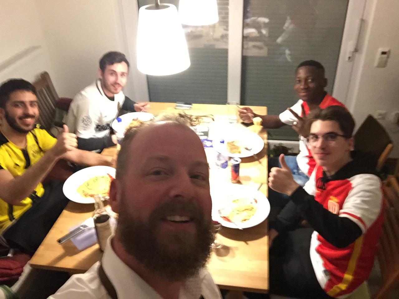 Ein Selfie für #bedforawayfans:  Stefan Kilmer (M.) lud am Dienstagabend wie andere Dortmunder auch Monaco-Fans in  seine Wohnung.