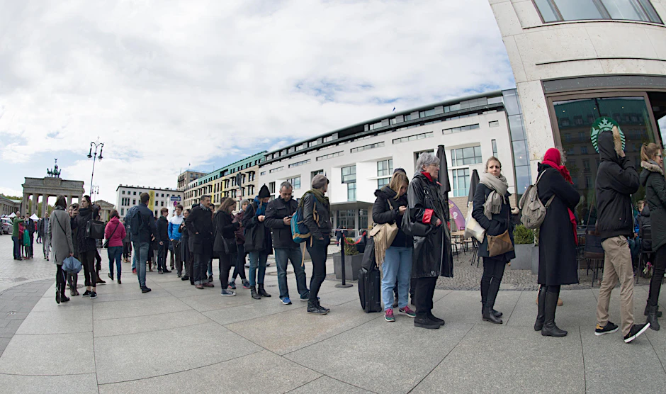 Auch vor der französischen Botschaft in Berlin stehen Wahlberechtigte Franzosenam 23.04.2017, um an der Präsidentschaftswahl in Frankreich teilzunehmen.