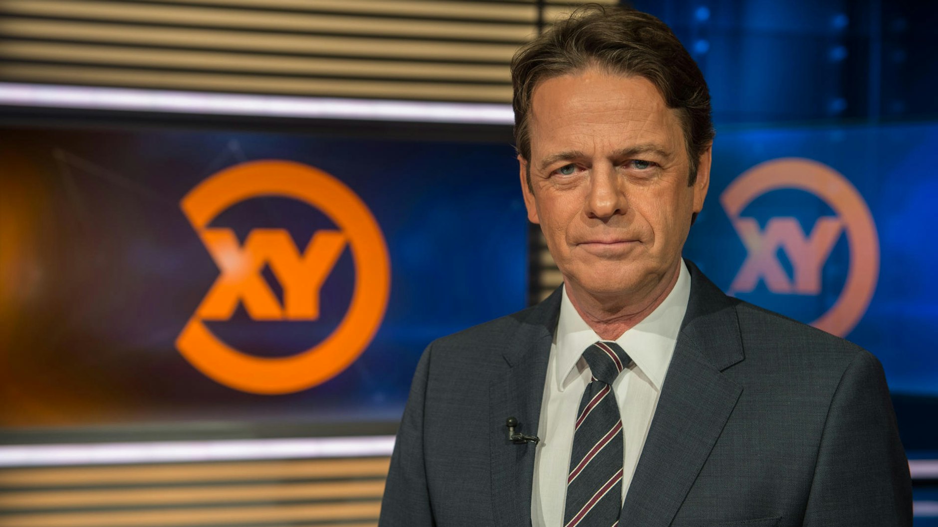 Moderator Rudi Cerne im Studio der Sendung „Aktenzeichen XY ...ungelöst“.