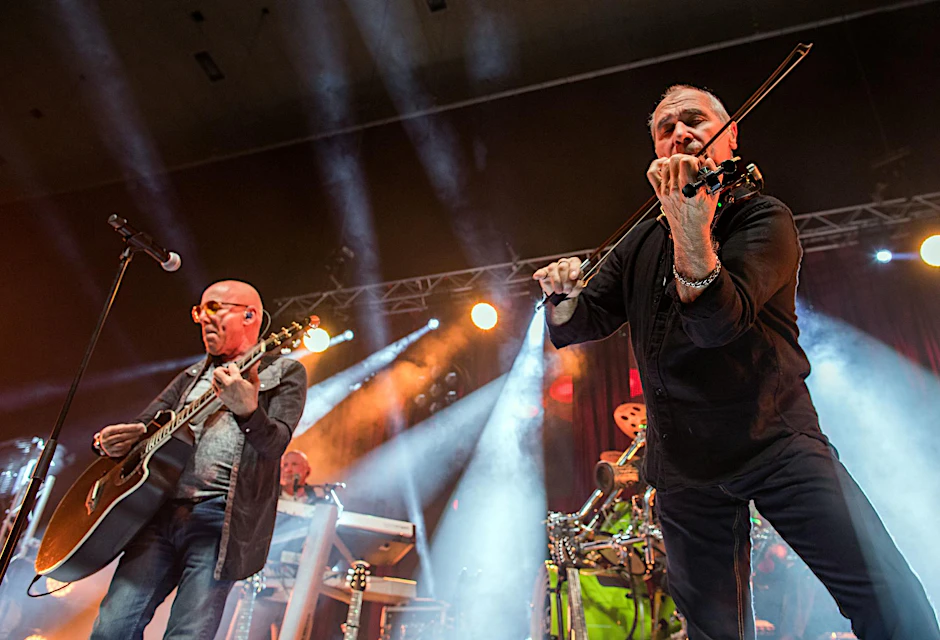 Sänger Toni Krahl (l) und Georgi Gogow (Geige, r) spielen am 28.04.2017 in Schwerin (Mecklenburg-Vorpommern) mit der Rockgruppe «City» beim Auftaktkonzert der neuen Tournee «40 Jahre «Am Fenster»».
