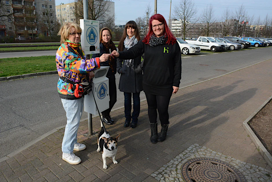 Rund um die Adele-Sandrock-Straße wurden vier neue Spender eingeweiht.