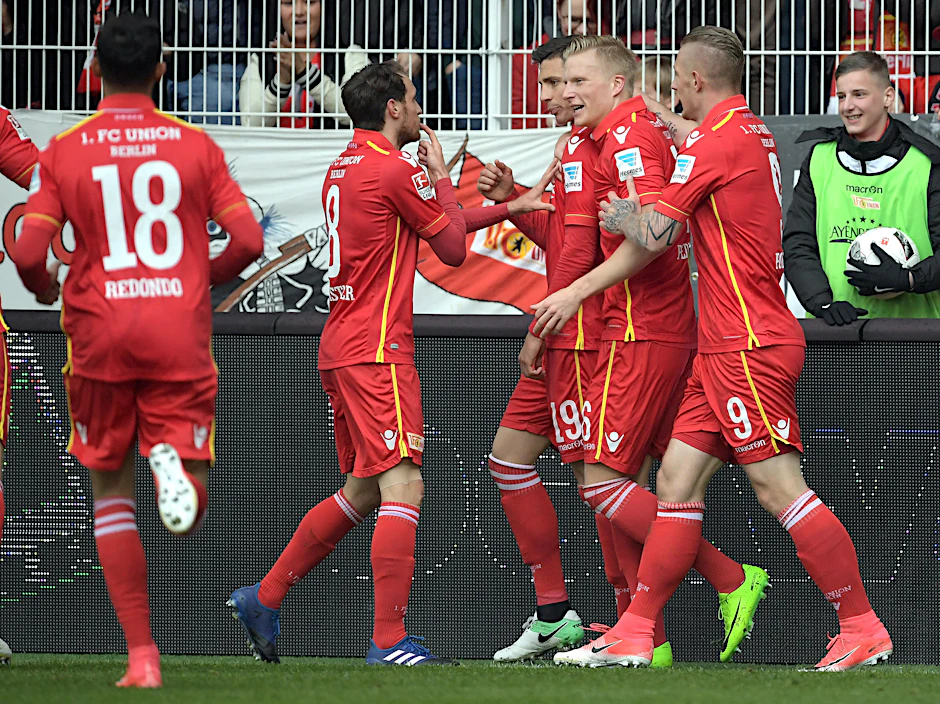 Die Unioner freuen sich über das 1:0 durch Kreilach.
