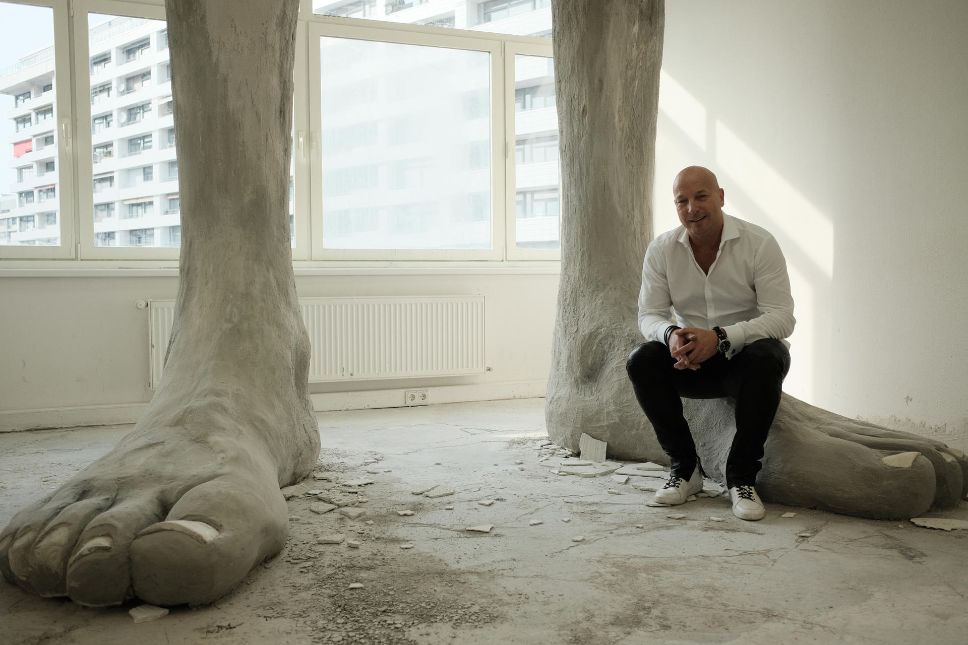 Auf großem Fuß: Christopher Jahns und das Werk des Künstlers Mario Mankey  mit dem Titel „Ego Erectus“ im oberen Stock des Hauses.