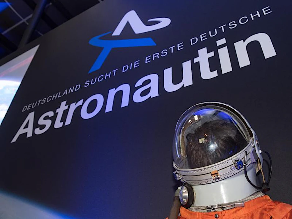 Das Logo zu der Aktion „Die Astronautin” hängt über einer Bühne.