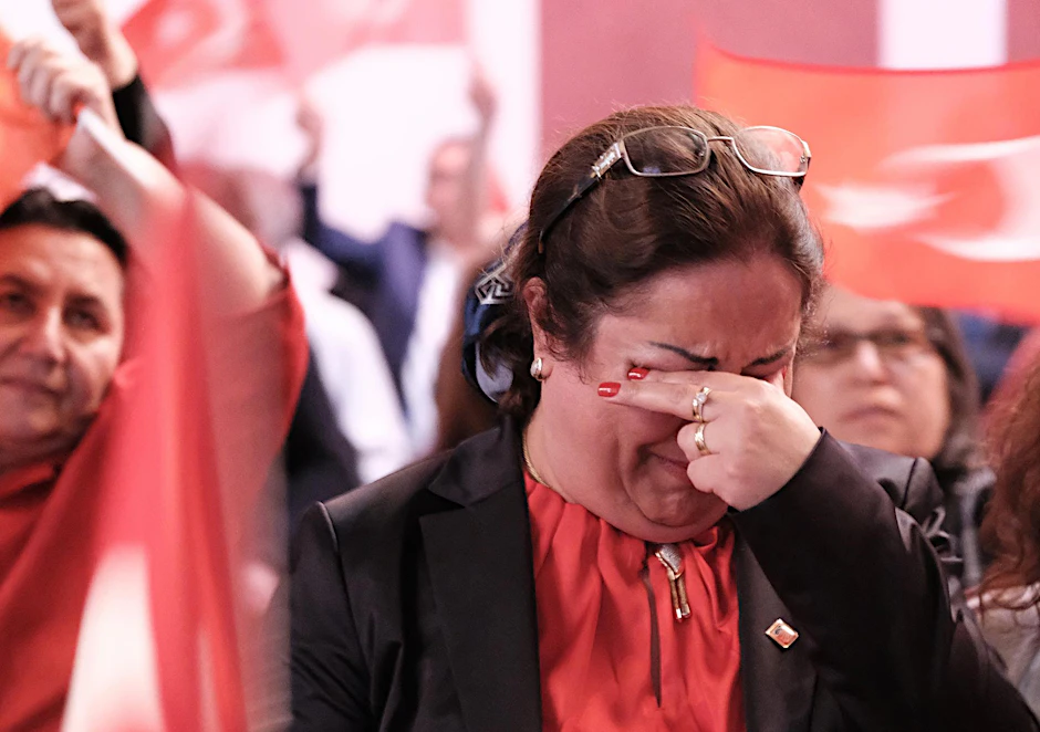 Eine Teilnehmerin einer Wahlparty der Cumhuriyet Halk Partisi (CHP, Republikanische Volkspartei) weint am 16.04.2017 im Theater 28 in Berlin, während Hochrechnungen auf eine Leinwand projiziert werden.