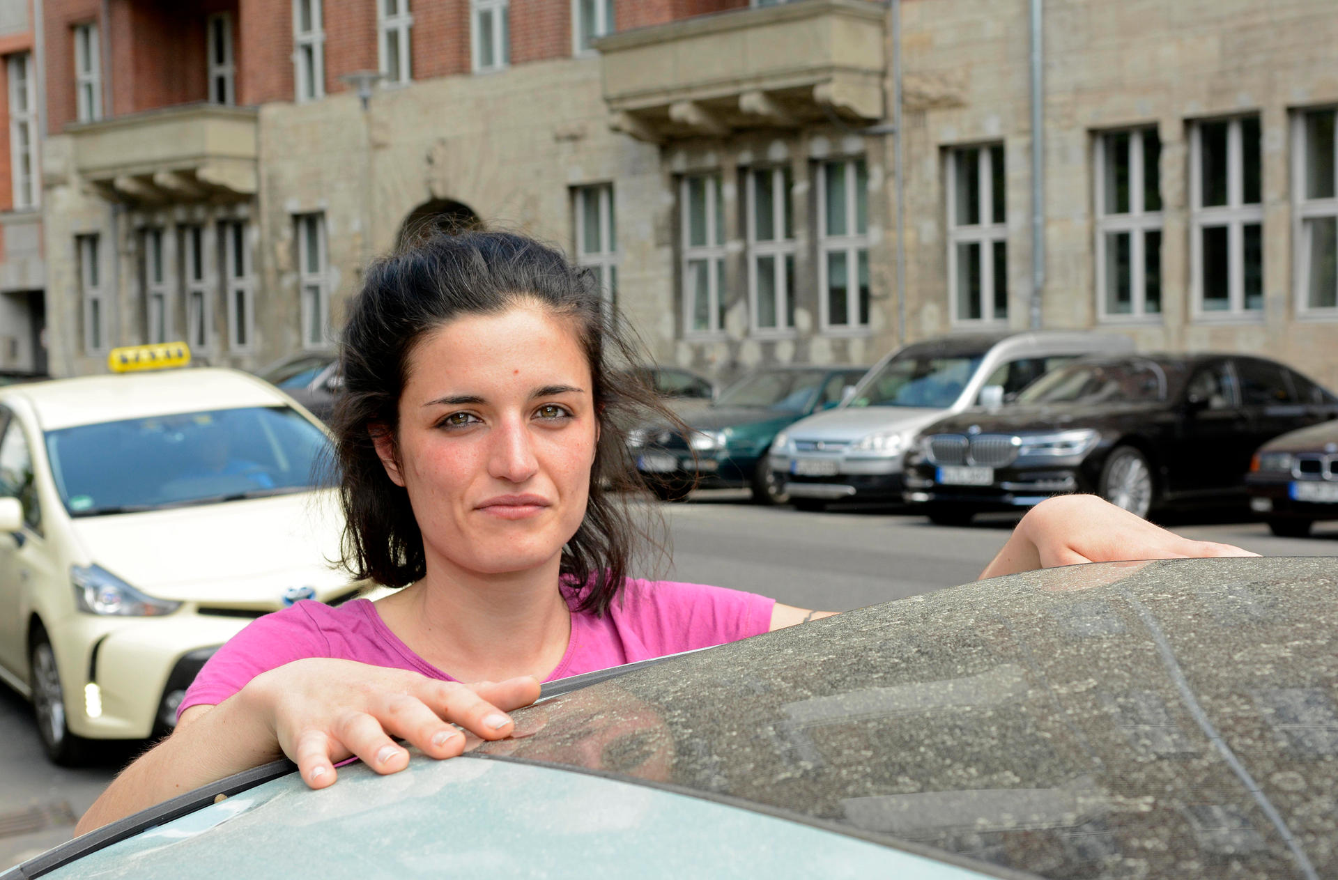 Amanda Escudero (30) aus Friedrichshain ärgert sich über die dicke Pollenschicht auf ihrem Auto. „So schlimm war das noch nie. Alle zwei Wochen muss ich mein Auto putzen. Das nervt“, sagt sie. Auch um die Allergiker sorgt sie sich: „Für die muss das besonders schlimm sein“.