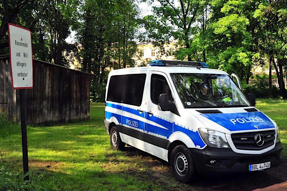 Ein Polizeiauto steht vor dem Jugendheim Gerswalde (Brandenburg). 