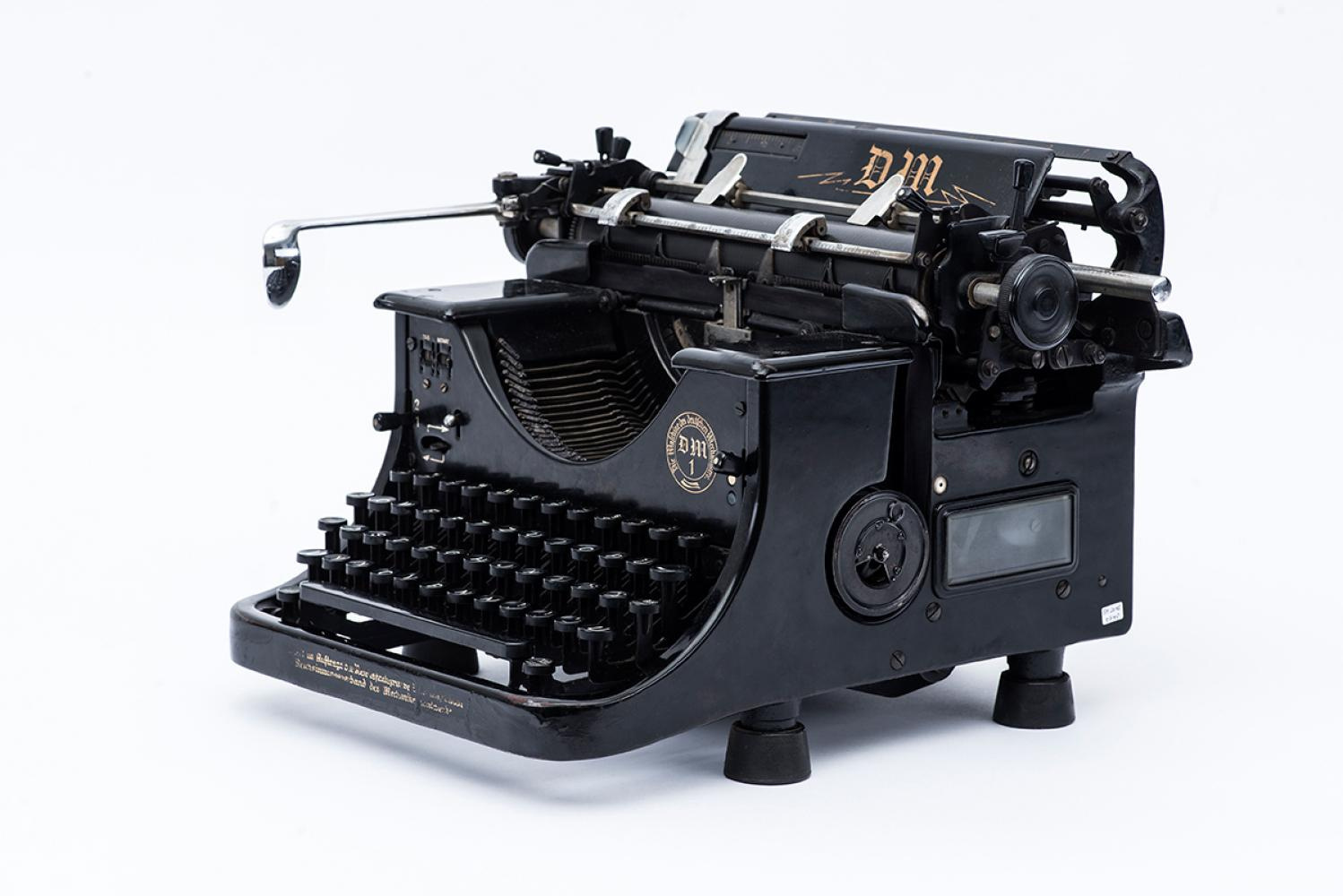 Schreibmaschine Olympia DM1 mit SS-Rune. Sie gehörte der SS-Leibstandarte Adolf Hitler in Lichterfelde.