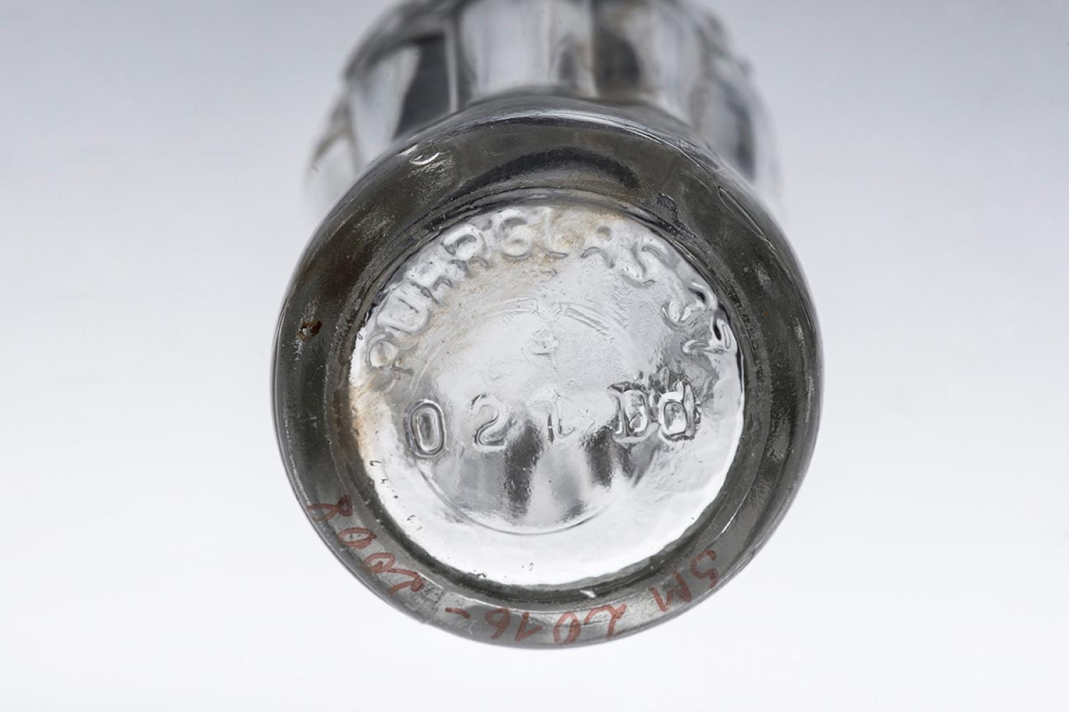 Coca-Cola-Flasche. Die Herstellerprägung lautet „Ruhrglas 37“. 