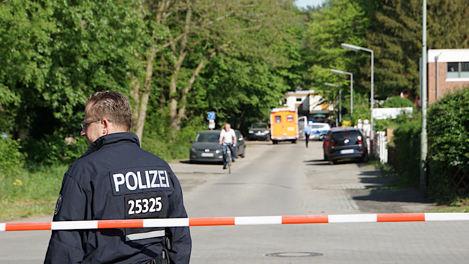 Polizisten am Donnerstag, dem 18. 05. 2017, nahe des Tatorts in Heiligensee.