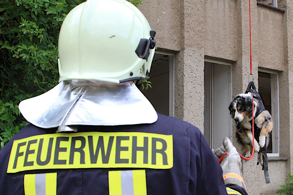 Eine Einsatzkraft der Feuerwehr. (Symbolbild)