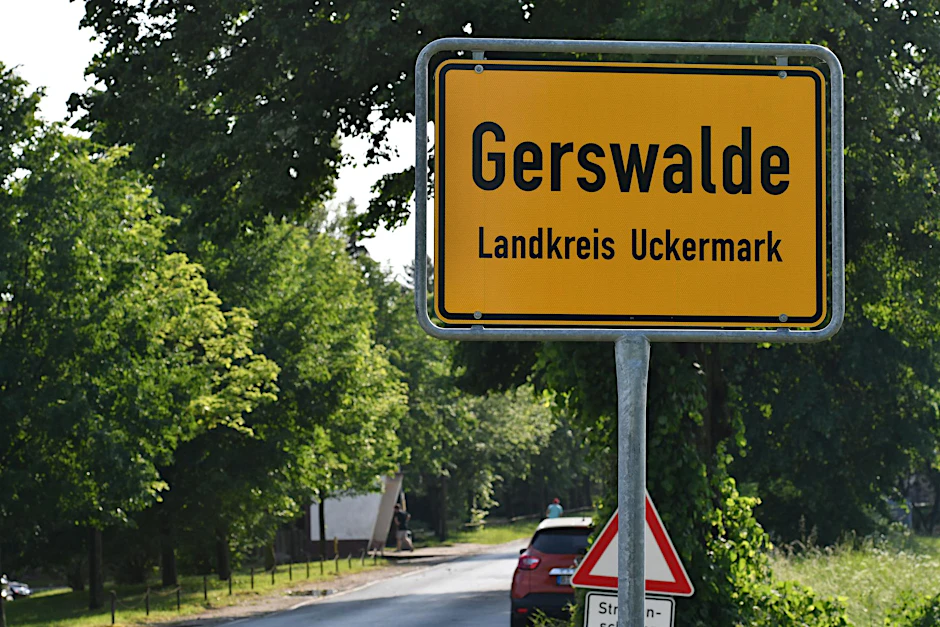 In einem einer Flüchtlingsunterkunft auf dem Gelände der "GFB Gerswalde" wurde am 30.05.2017 ein 17-jähriger syrischer Asylbewerber unter Terrorverdacht festgenommen. 