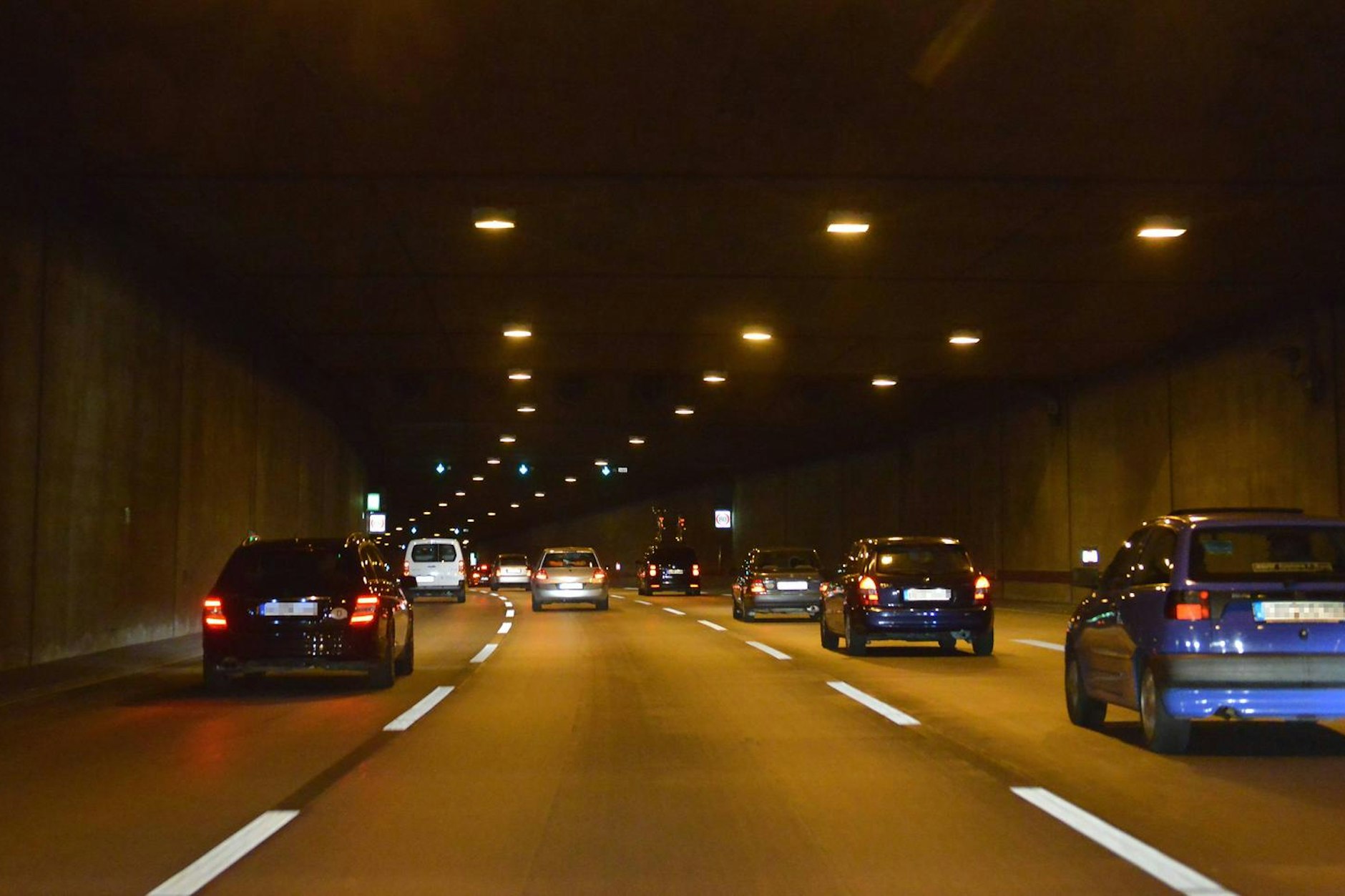 Autos im Tunnel Ortsteil Britz. Mit 1,7 Kilometern ist die Doppelröhre der A100 im Bezirk Neukölln der längste Autobahntunnel in Berlin. Doch er könnte im Osten auf Platz 1 Konkurrenz bekommen.