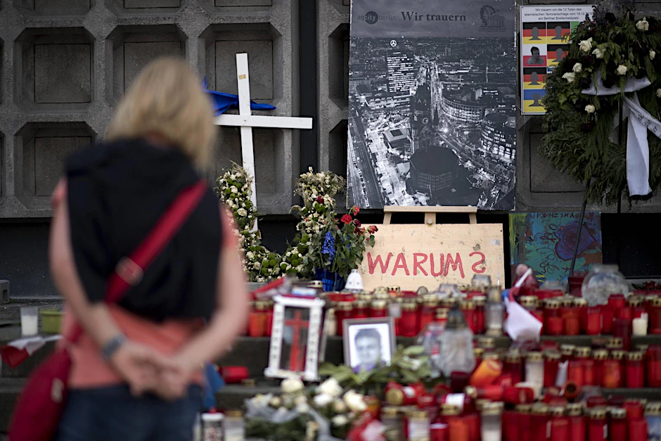 Kerzen und Blumen liegen im Mai 2017 am Breitscheidplatz in Gedenken an die Terror-Opfer.