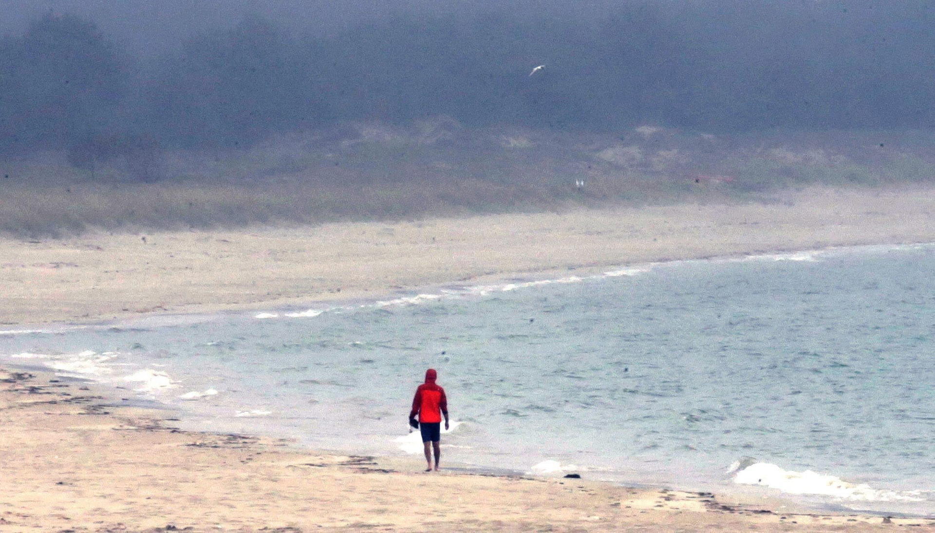 Galizien wird laut Lonely Planet unterschätzt: Ein Wanderer am Strand in der Nähe von Fisterra.