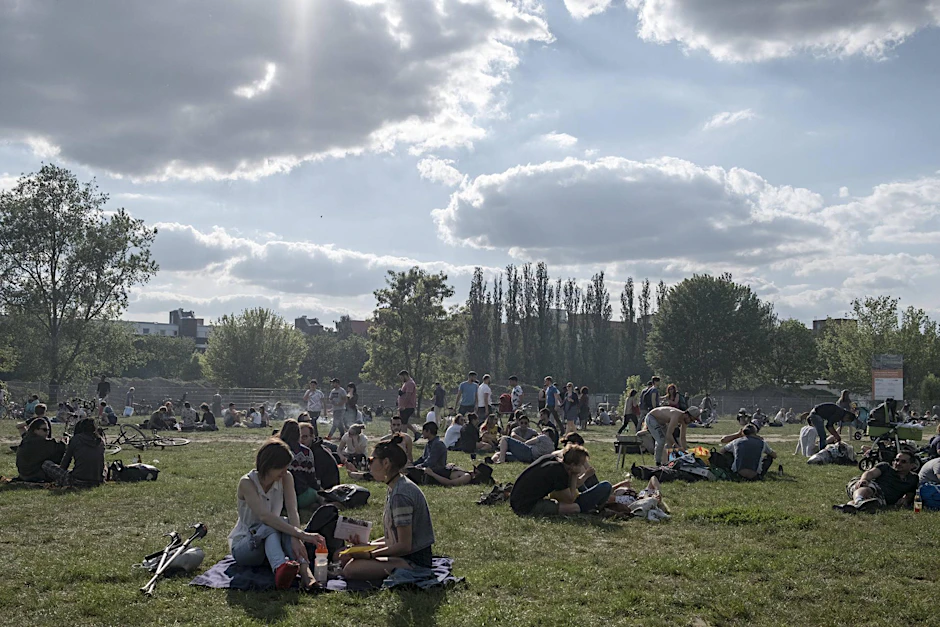 Menschen genießen das gute Wetter im Mauerpark. Nach dem Gewitter am Dienstag stellt sich in Berlin wieder freundliches Wetter ein.