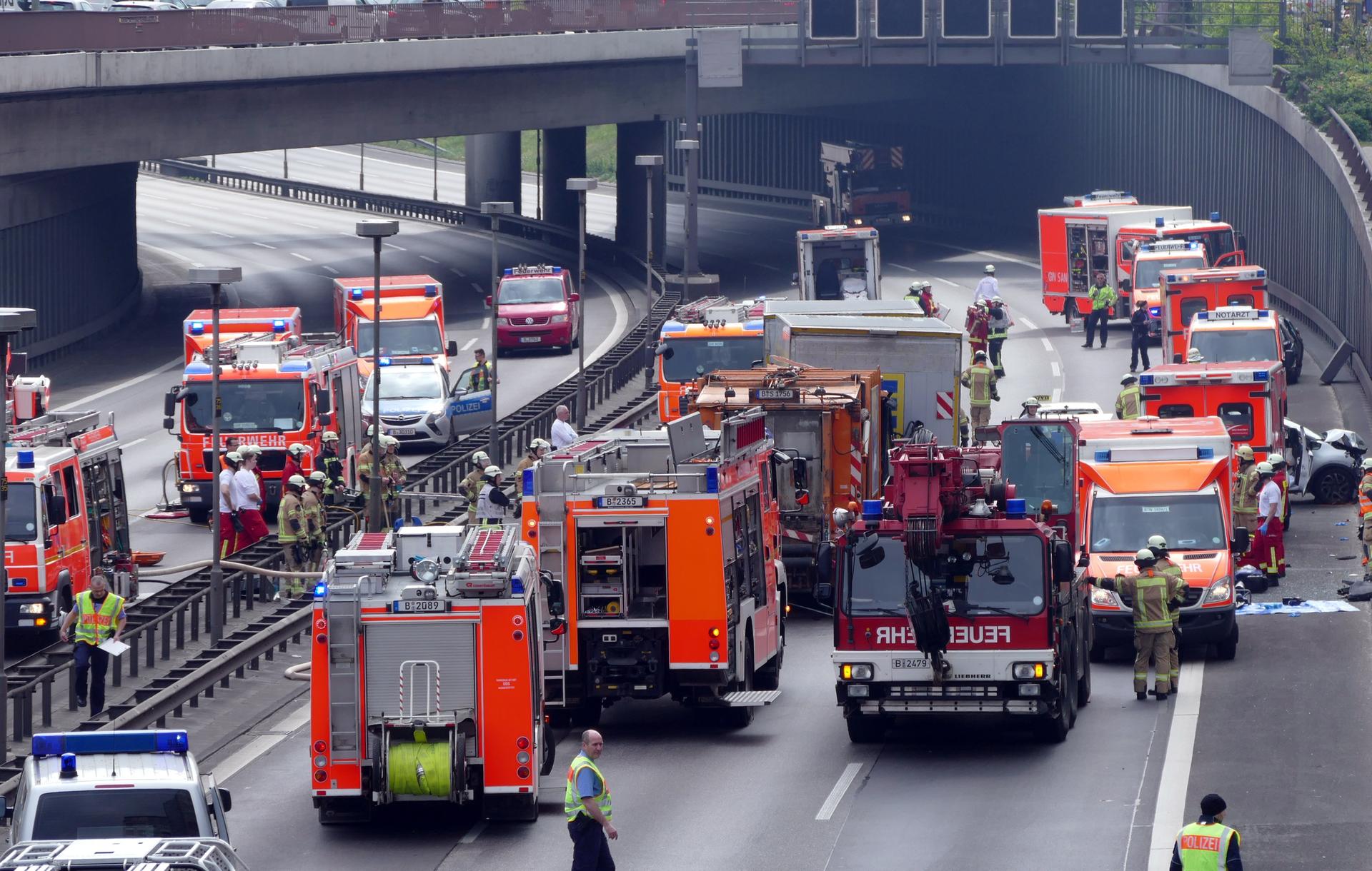 Berlin-Tempelhof, 15. Mai 2017: Bei einer Massenkarambolage auf der A100 sind mehrere Menschen verletzt worden. Die Feuerwehr ist  mit einem Großeaufgebot im Einsatz.
