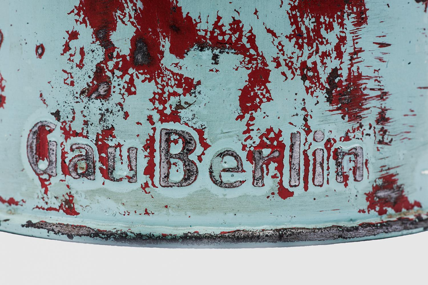 Detail einer Sammelbüchse des „Gaus Berlin“. Das Regime setzte auch beim Sammeln auf „freiwilligen“ Zwang.