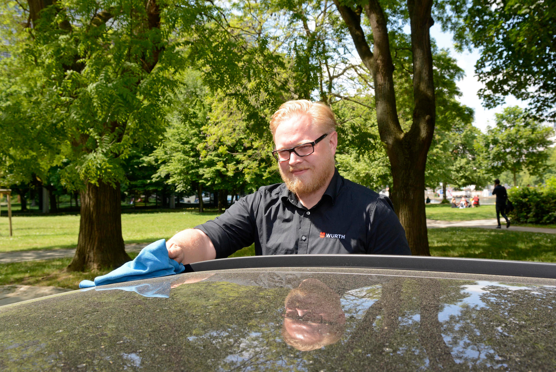 Egal ob beim Auto oder Fahrrad: Auch Männer schwingen jetzt den Putzlappen! „Wenn es schnell gehen soll, putze ich selbst. Ansonsten fahre ich mein Auto in die Anlage“, sagt Nick Stüwe (39). 