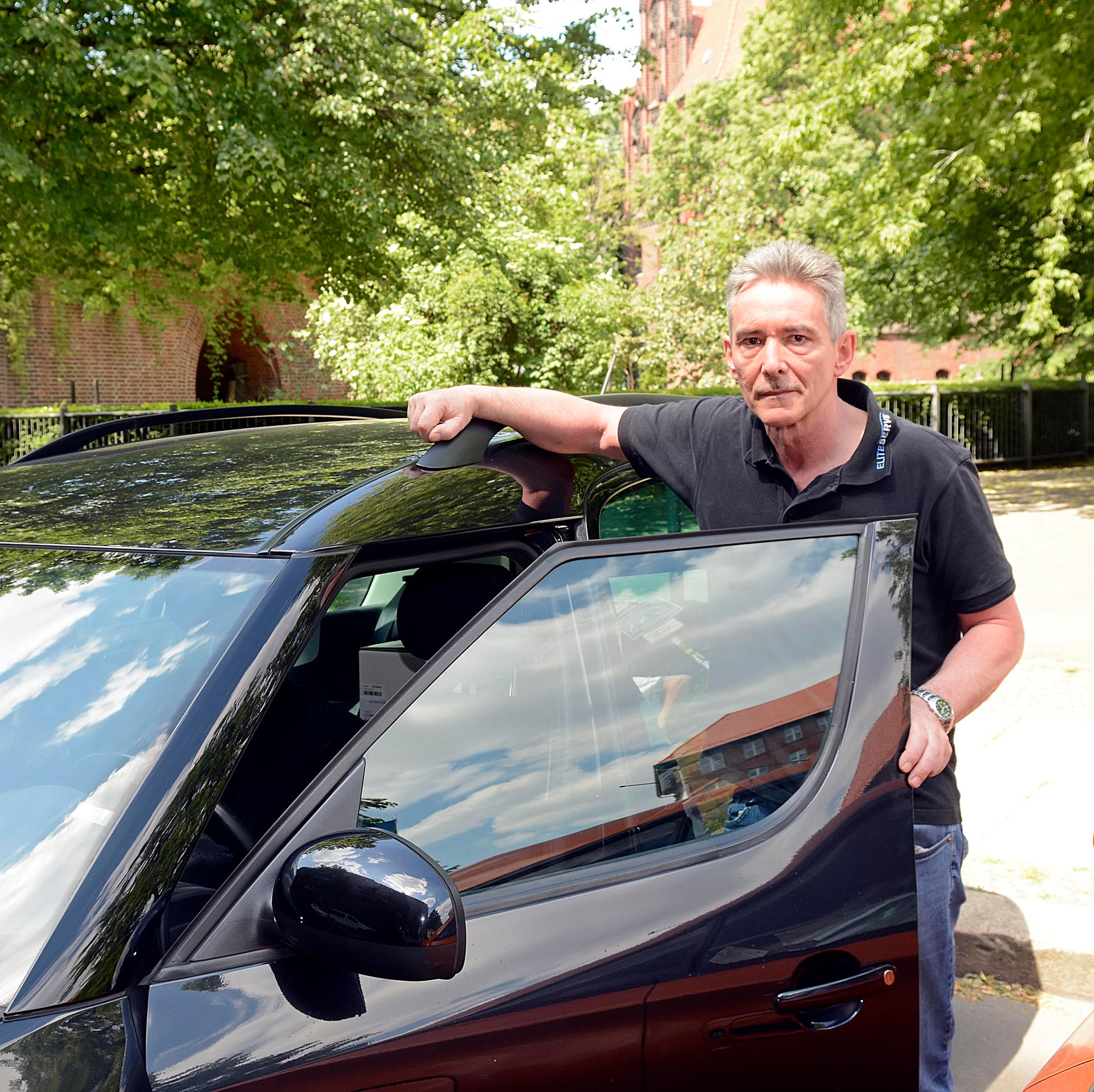 "Mein Auto war komplett schmutzig und vom klebrigen Staub überzogen", sagt Gerald Schaerf (57) aus Schöneberg. Der Wagen muss derzeit regelmäßig in die Waschanlage. „Das finde ich aber nicht so schlimm. Mir ist es wichtig, dass ich beim Autofahren gute Sicht habe und es von außen glänzt. Zum Glück bin ich aber nicht allergisch“, sagt er. 