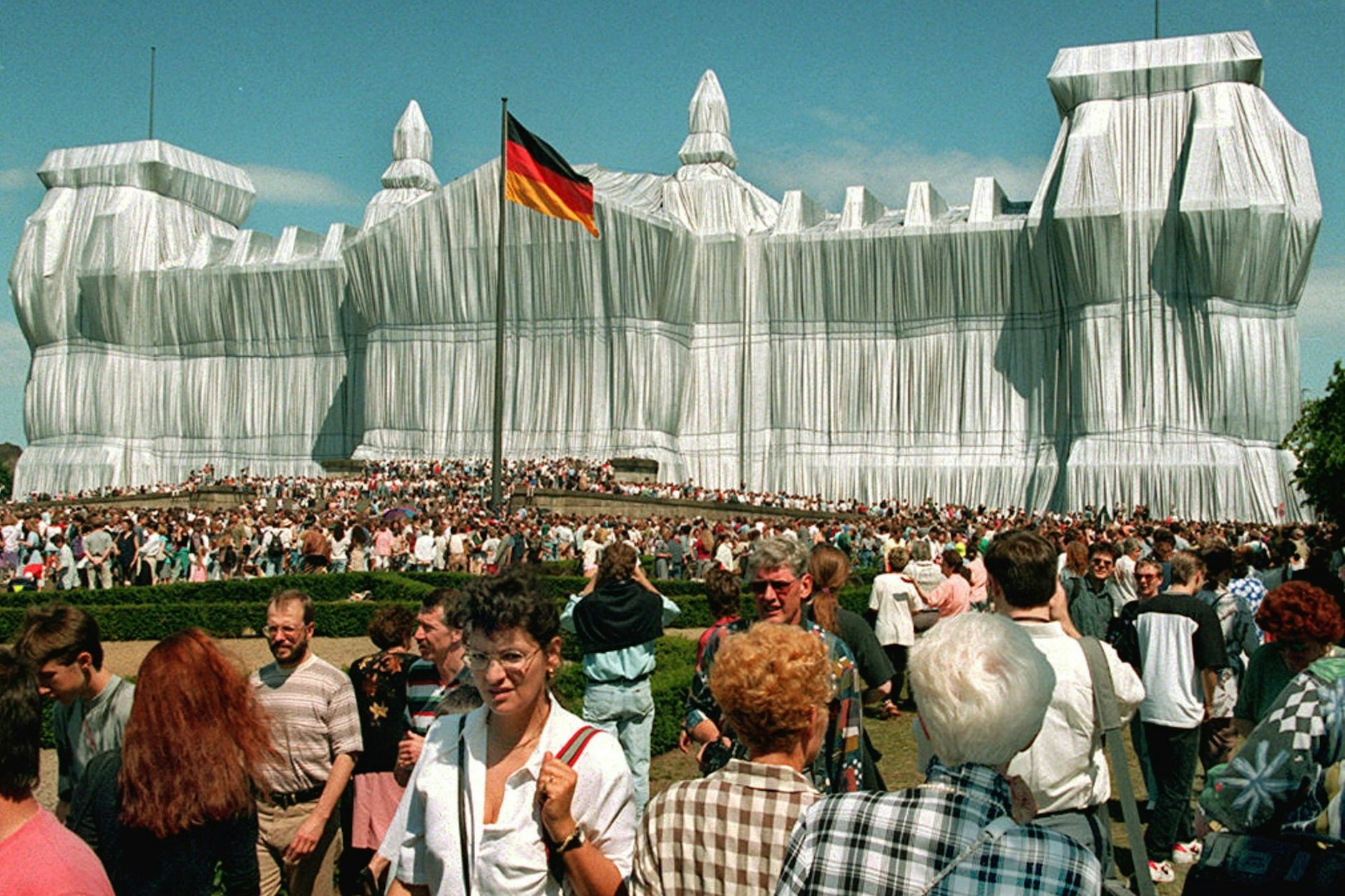 1995 verhüllte das Künstlerpaar Christo den Berliner Reichstag – Kohl war dagegen.
