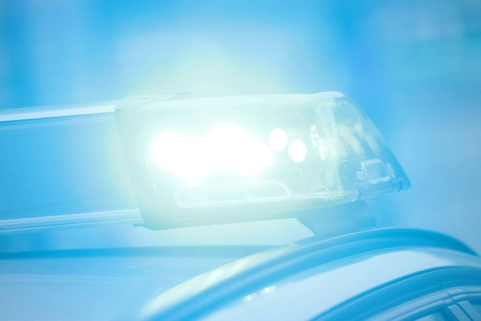 Das Blaulicht eines Einsatzfahrzeugs der Polizei.