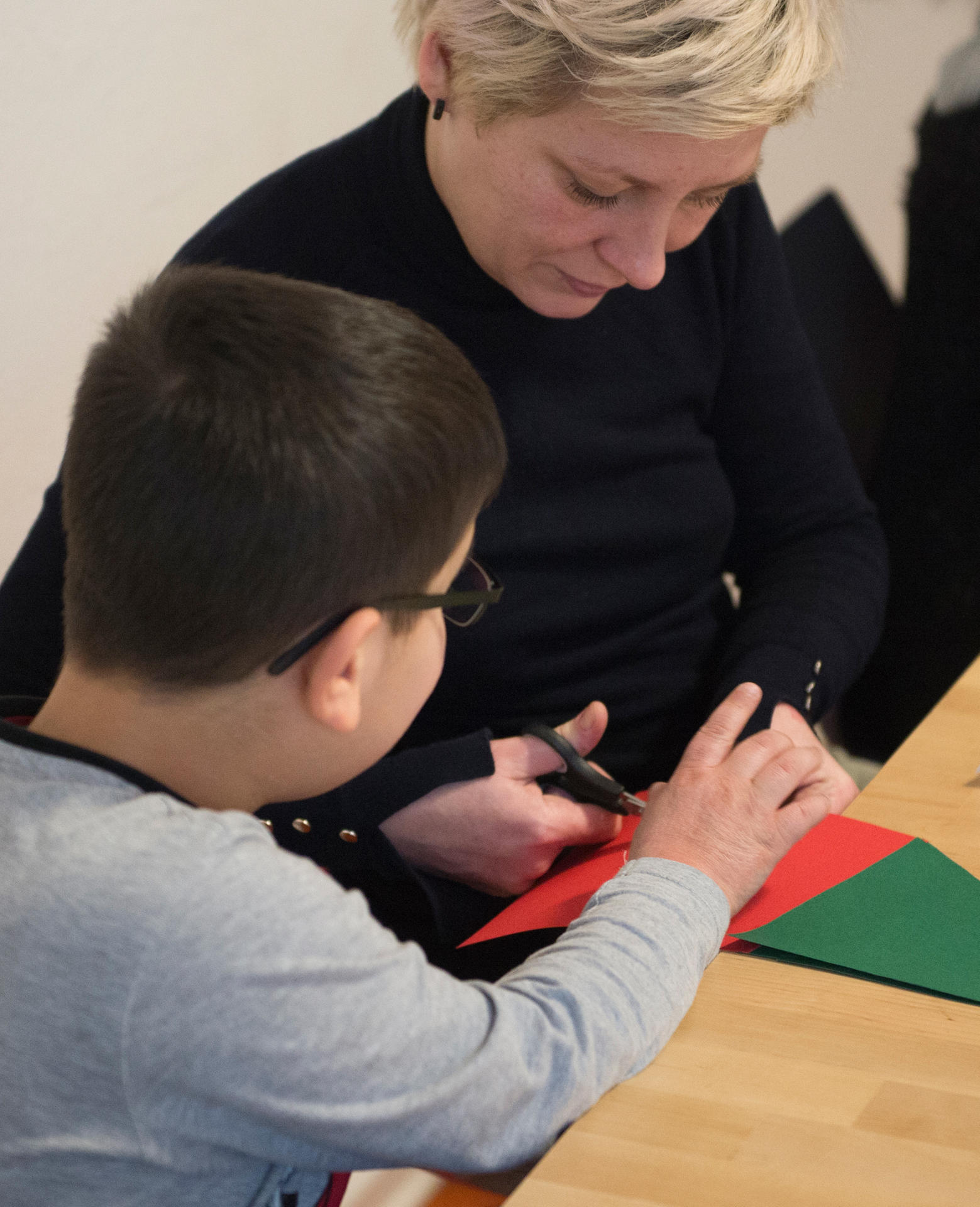 Eine Mitarbeiterin des Diakonischen Werkes Stadtmitte kümmert sich in der Notunterkunft für obdachlos gewordene Menschen um ein Kind.
