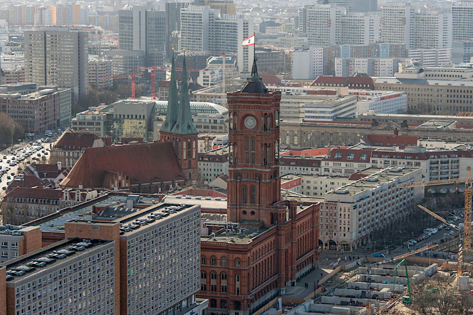 Blick vom Park Inn Hotel am Alexanderplatz auf das Rote Rathaus.