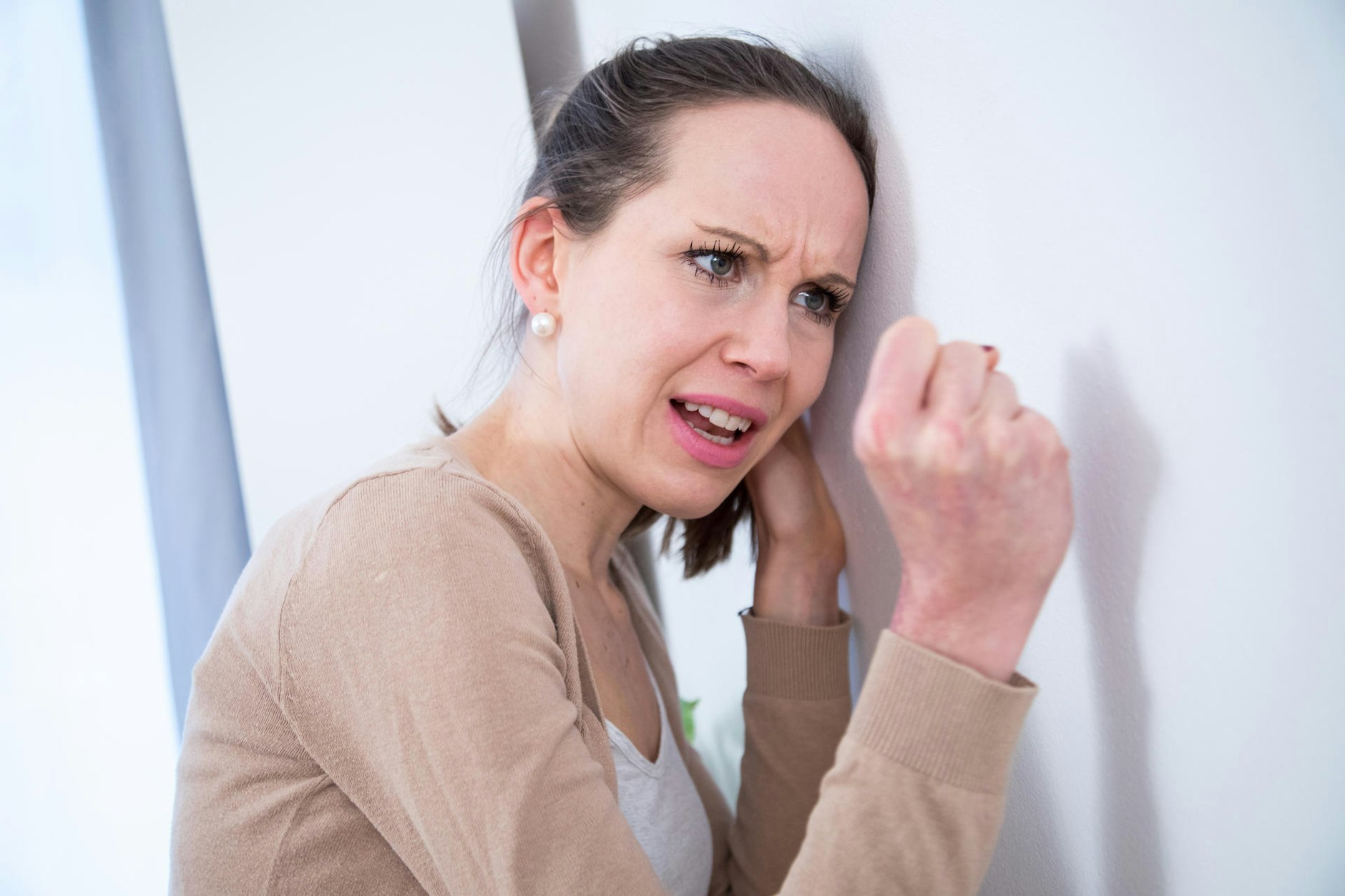 Wenn man den Fernseher der Nachbarn in seiner Wohnung hört, ist dieser vermutlich zu laut eingestellt.