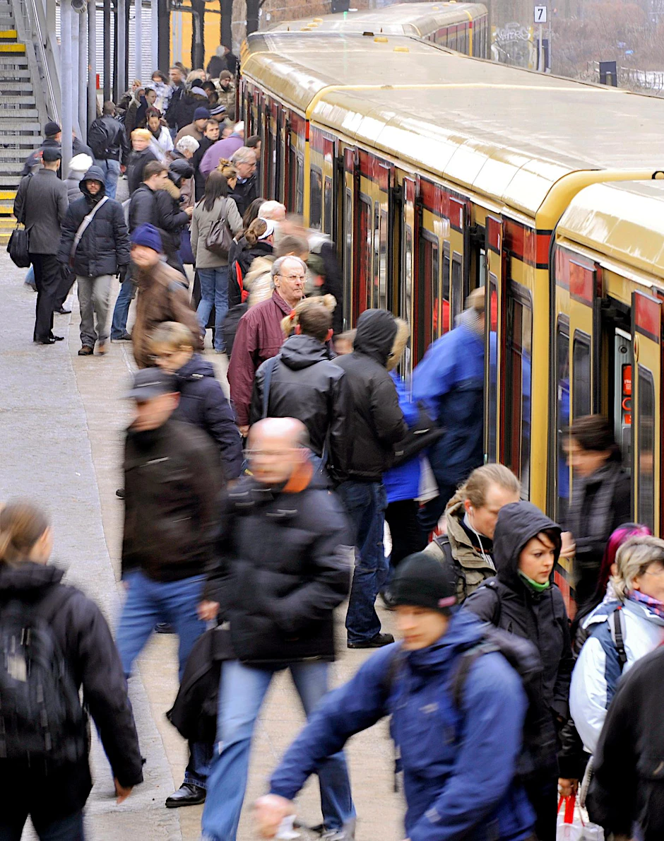 Pendler beim Ein- und Ausstieg in eine S-Bahn am Ostkreuz (Archivbild). 