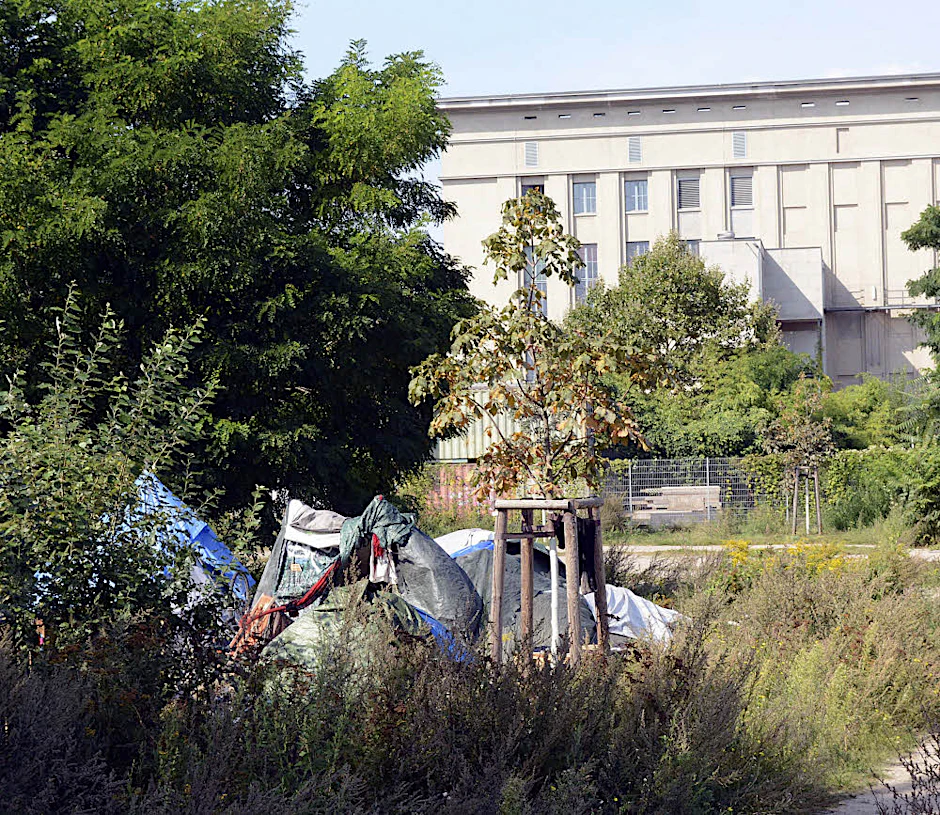 Aus Stoffresten gebastelte Behausungen: Ein Teil des Zeltlagers hinter dem Klub Berghain, in dem 70 Obdachlose und Drogensüchtige hausen.