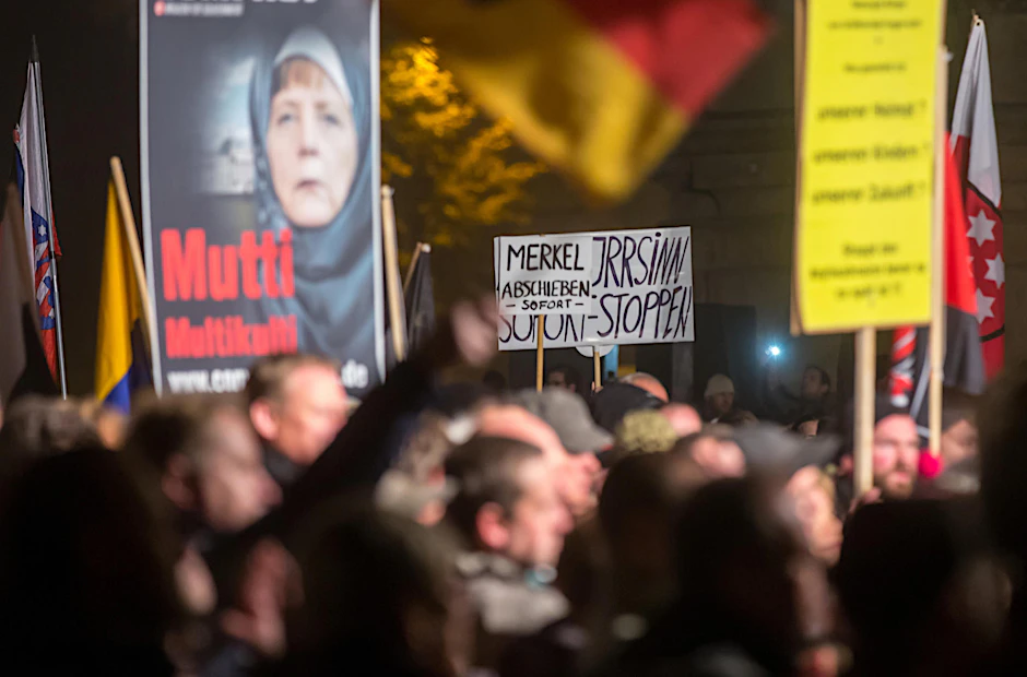 Im Wahlkampf fallen sie besonders auf, doch die „Merkel muss weg“-Rufe sind nicht neu. Das Bild entstand bei einer AfD-Kundgebung vor zwei Jahren in Erfurt.