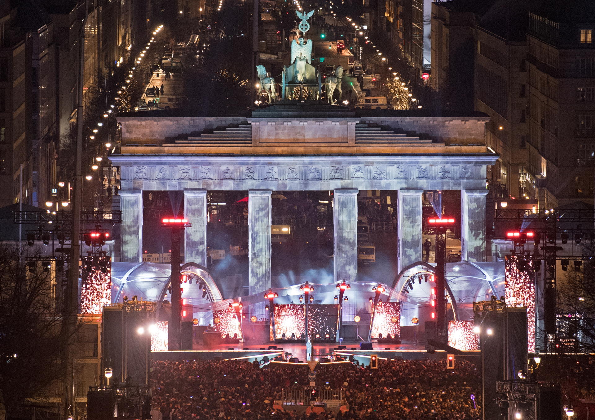 Die Silvester-Party vor dem Brandenburger Tor: Tausende feiern in Berlin ins neue Jahr