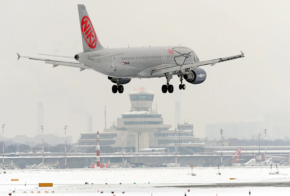 Eine Maschine der einstigen Air-Berlin-Tochter Niki im Anflug auf Tegel.