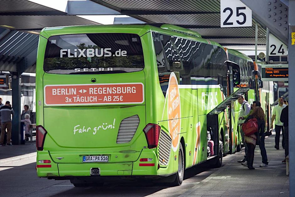 Ein Fernreisebus der Firma Flixbus steht in Berlin am Zentralen Omnibus-Parkplatz an der Messe an einer Haltestelle. (Archivbild)
