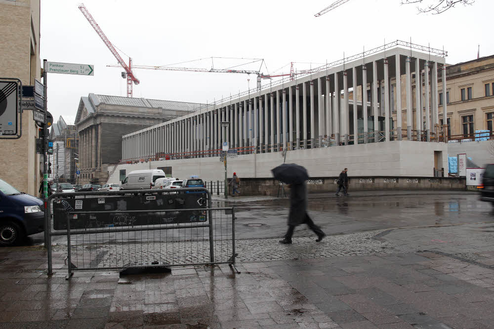 Die Sicht auf die Westseite des Neuen Museums ist durch die Betonstreben gerastert.