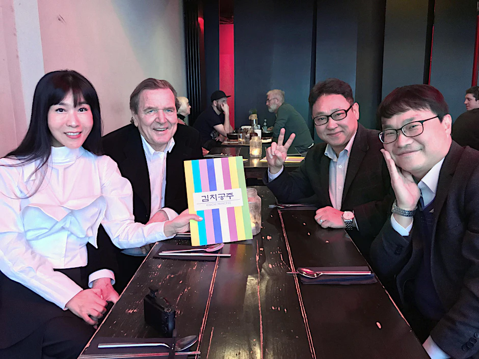 Altbundeskanzler Gerhard Schröder (SPD, 2.v.l.) besucht am 20.01.2018 mit seiner Lebensgefährtin Soyeon Kim, dem koreanischen Wirtschaftsförderer Kang Woo Lee, Leiter des Europabüros des Korea Evaluation Institute of Industrial Technology, und Botschaftsattaché Hwang Seunghee (r) das Restaurant Kimchi Princess in Kreuzberg.