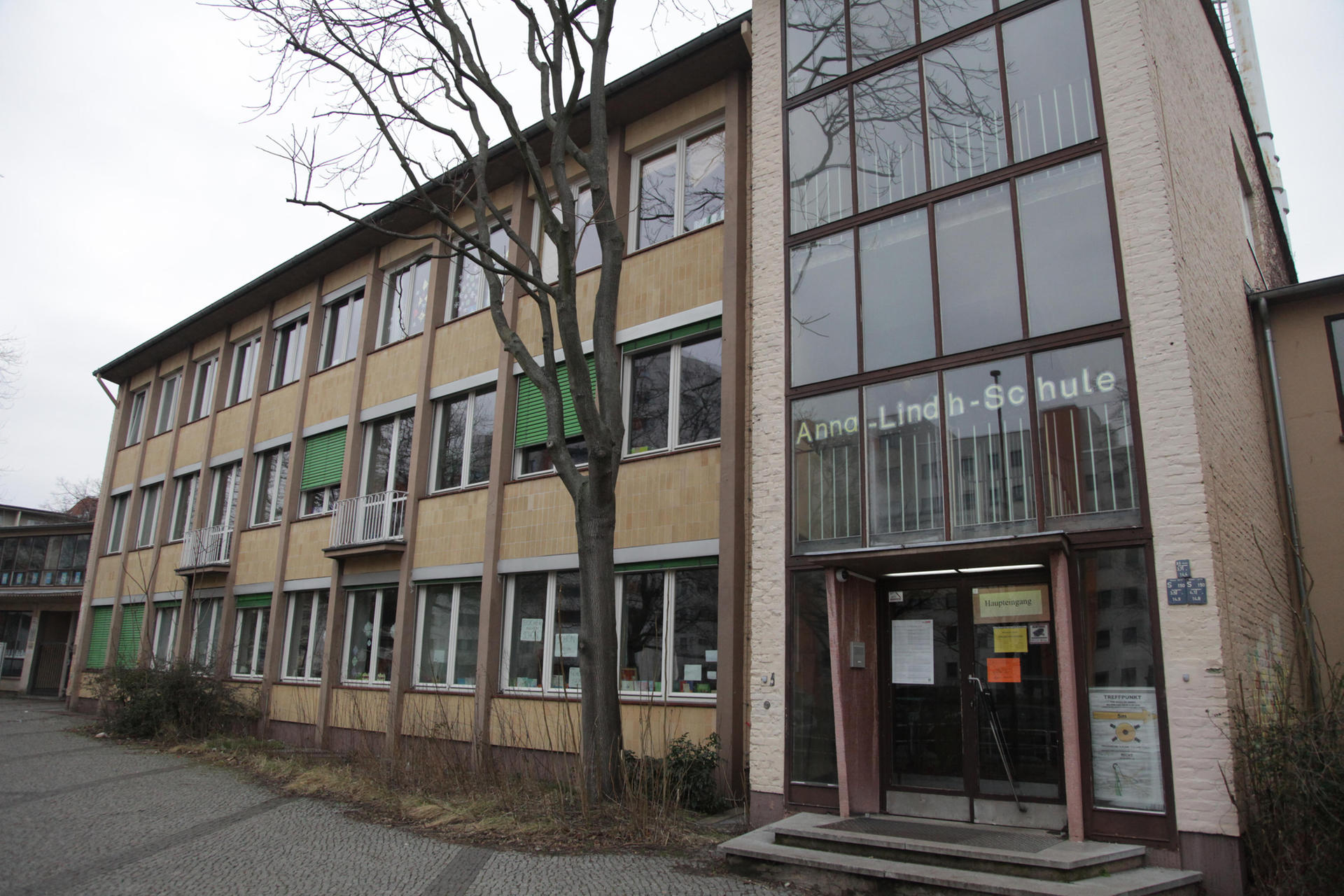 Bricht in der Anna-Lindh-Schule Feuer im Treppenhaus aus, haben die Kinder keine Chance. 