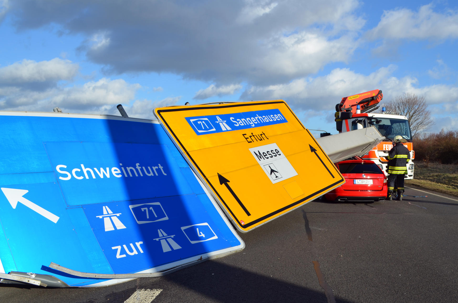 Ein Verkehrsschild ist auf der B7 bei Erfurt (Thüringen) auf ein Auto gestürzt. Verletzt wurde niemand.