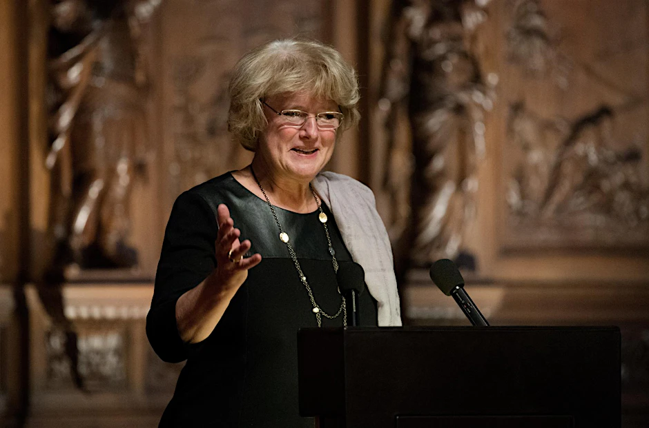 Monika Grütters (hier bei einem Festakt in Hamburg) kündigt an, dass man sich mehr um zentrale Themen wie Bildung und Wohnen kümmern wolle.