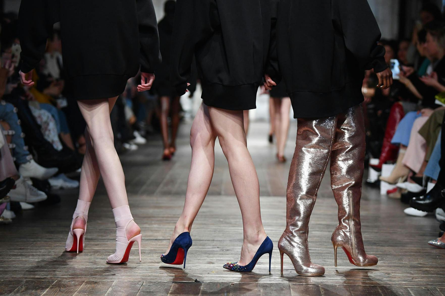 Von außen scheint die Berliner Fashion Week glamourös. Doch sie hat auch andere Seiten.