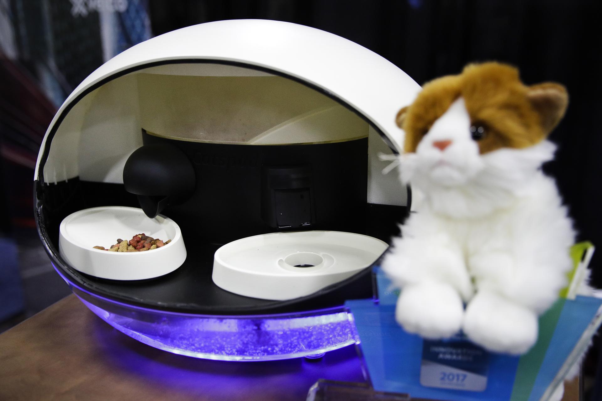 Zwei Wochen in den Urlaub... und was wird aus dem Haustier? Ein Herz für allein gelassene Katzen hat ein französisches Startup, das dank Crowdfunding "Catspad" entwickelte: eine intelligente Maschine für die Versorgung von Katzen mit Wasser und Futter. Die Maschine kann vollständig gefüllt bis zu 14 Tagen die Katze mit Futter versorgen und per App gesteuert werden. Ganz bequem aus dem Liegestuhl am Strand. 