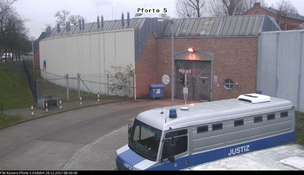 Auf dem Videostandbild einer Überwachungskamera an der Justizvollzugsanstalt (JVA) Plötzensee in Berlin ist am 28.12.2017 ein Ausbruch zu sehen. Am linken Bildrand sieht man die beiden Häftlinge fliehen.