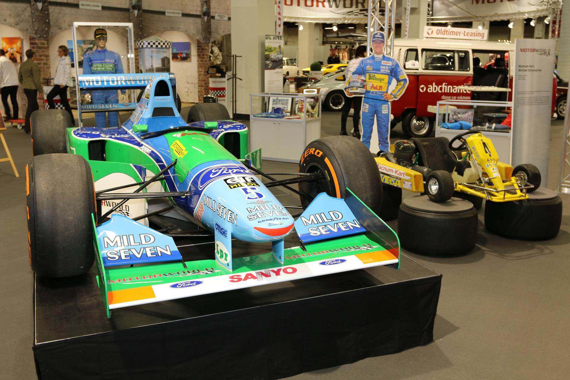 Die Rennwagen von Schumacher aus der Saison 1994 und 1987 für die Kölner Ausstellung.