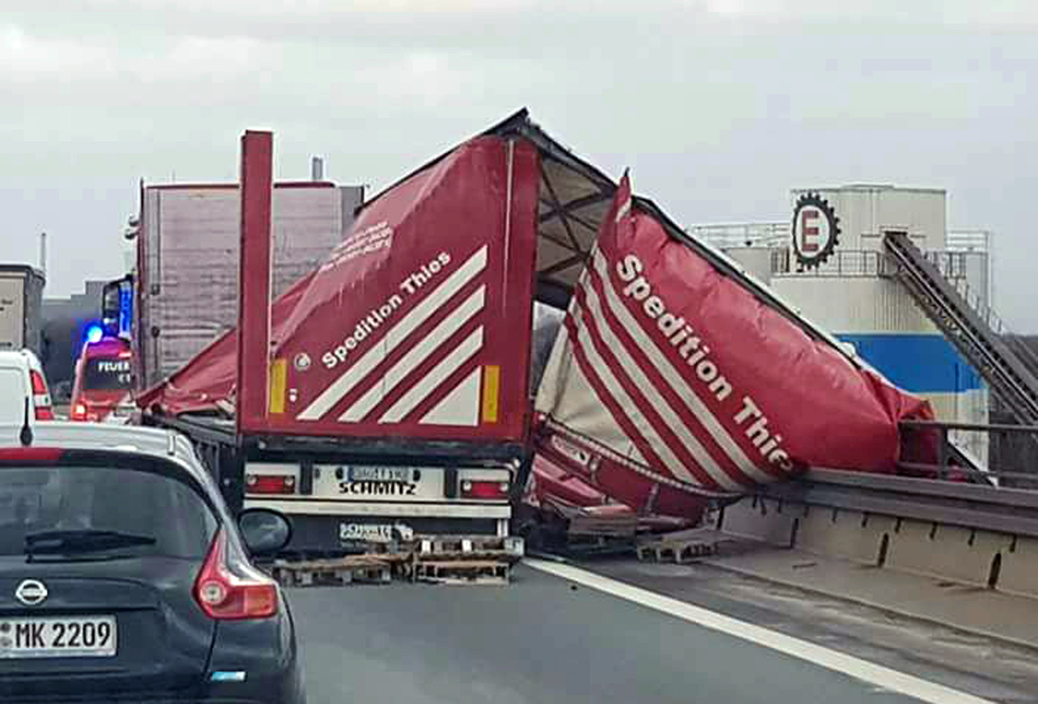 Die Feuerwehr versucht einen verunglückten LKW auf der A59 in Duisburg (Nordrhein-Westfalen) zu sichern, der droht von der Brücke zu stürzen. Die Autobahn sei voll gesperrt worden, sagte ein Sprecher der Autobahnpolizei in Düsseldorf. 