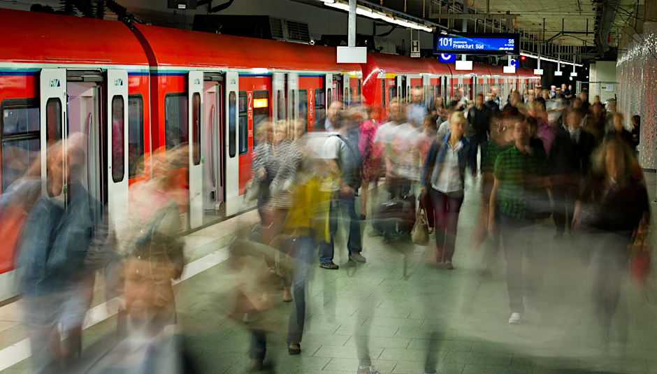 Immer mehr Ostdeutsche pendeln zur Arbeit in den Westen.