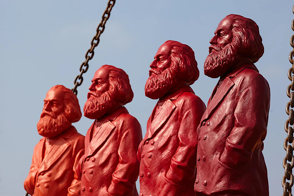 Marx-Skulpturen des Künstlers Ottmar Hörl. 2013, anlässlich von Marx’ 130. Todestag wurden 500 von ihnen auf dem Porta-Nigra-Platz ins Marx’ Geburtstadt Trier aufgestellt.