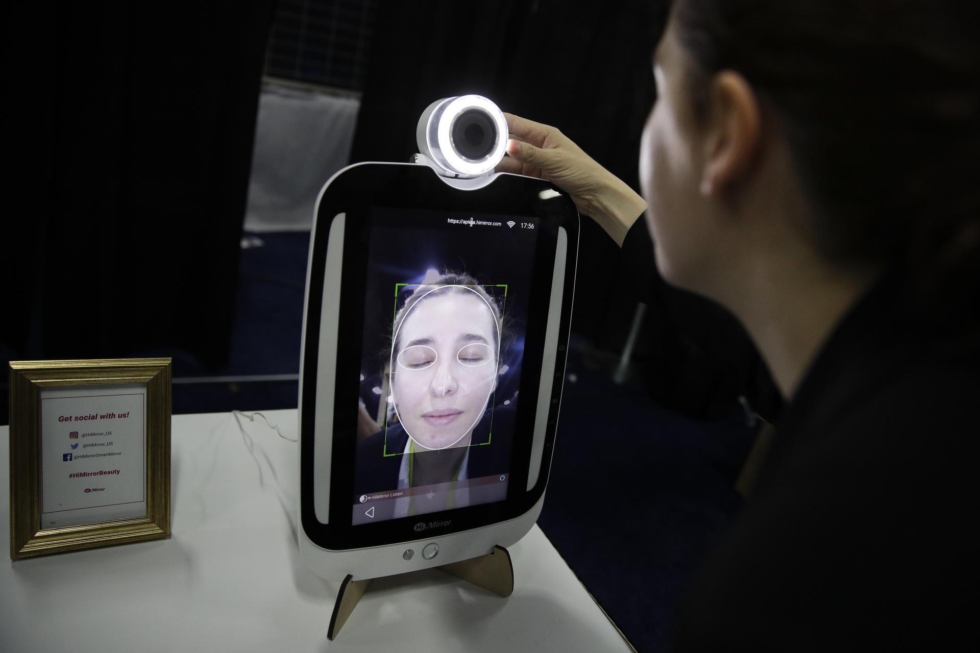 Falls man es morgens nicht selbst sieht: der HiMirror Plus Spiegel registriert jede kleine Veränderungen im Gesicht; jeder neue Pickel, jede neue Falte werden erfasst. Etwas Sinnvolles kann er aber auch: er liefert Informationen zu Beauty-Produkten, wenn man  deren Verpackung einscannt.